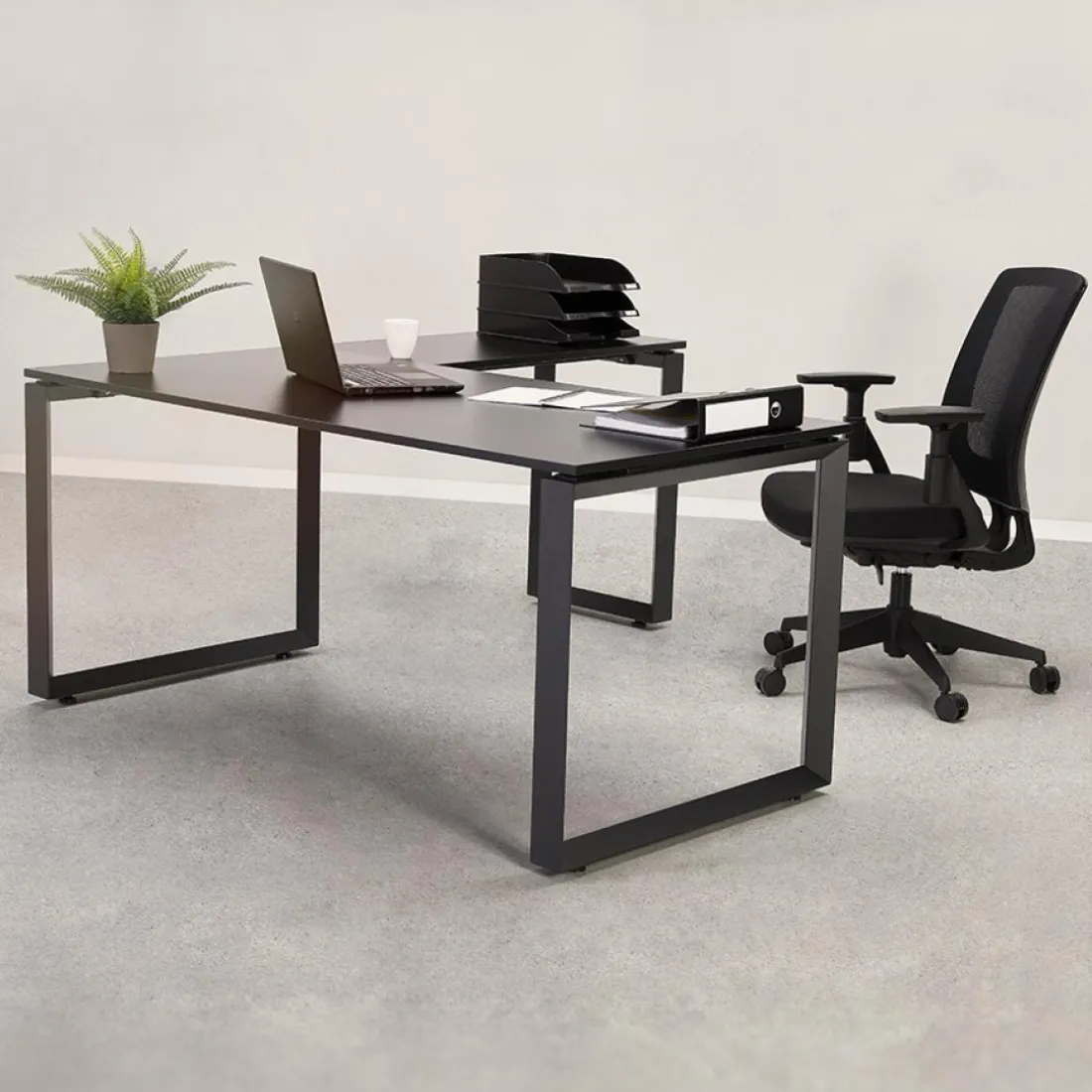 Bureau d'angle design 'BAKUS' en bois finition Noyer et métal noir
