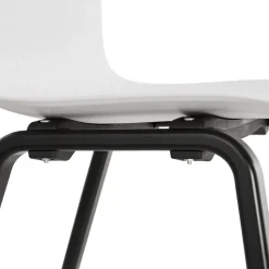 Chaise design 'PACIFIK' blanche avec pieds en bois noir