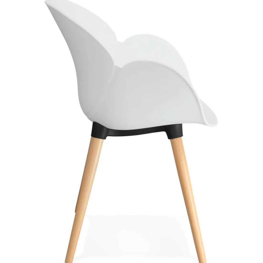 Chaise design scandinave 'PICATA' blanche avec pieds en bois