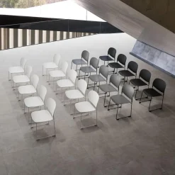 Chaise 'PILA' blanche avec assise plastique et structure métal
