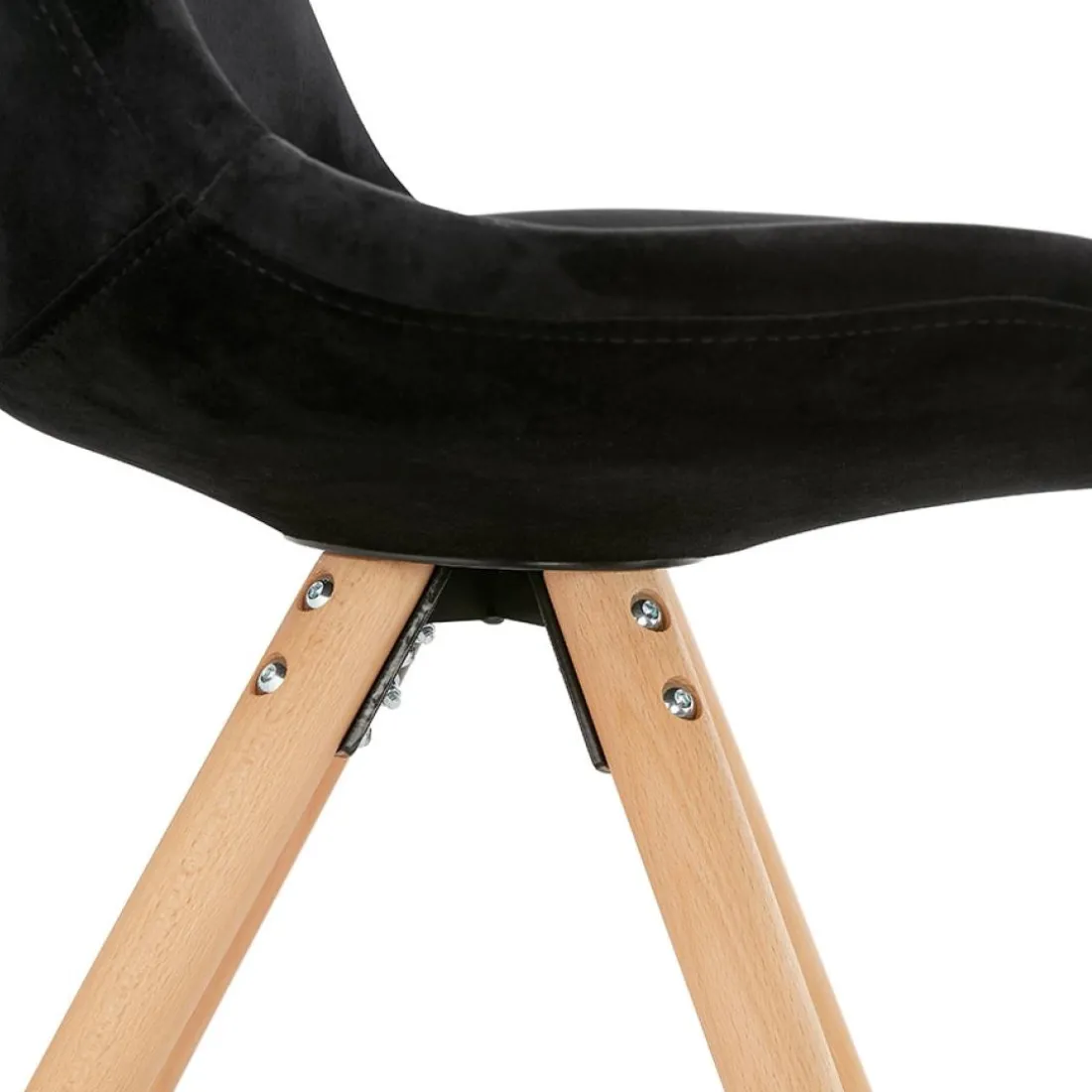 Chaise vintage 'RICKY' en velours noir et pieds en bois naturel