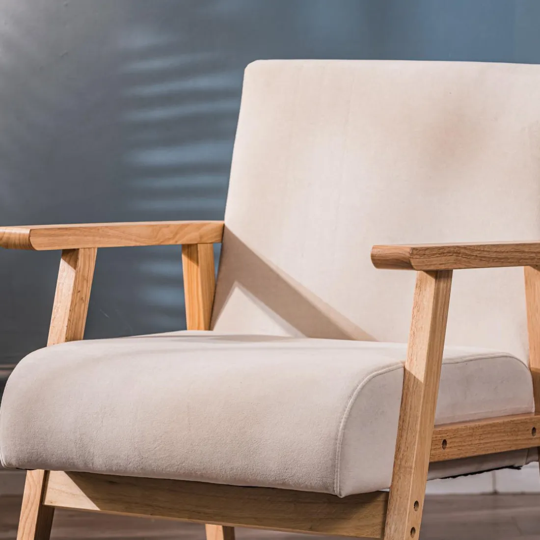Fauteuil de salon avec structure bois beige
