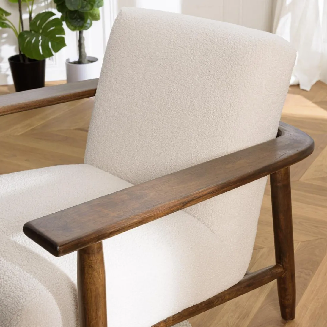 Fauteuil tissu bouclette écru structure et accoudoirs en bois GASTON