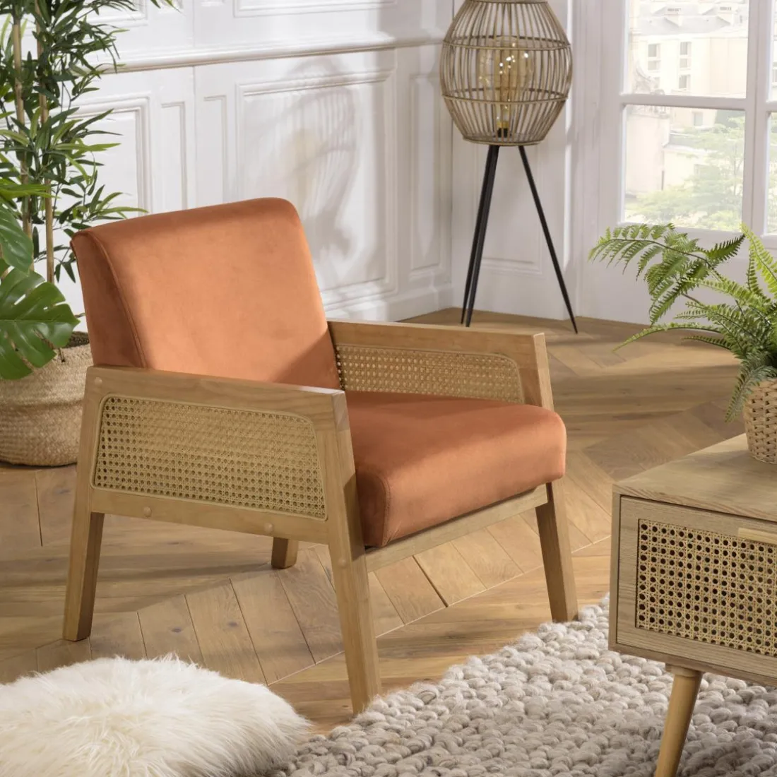 Fauteuil velours orange pieds bois et accoudoirs rotin