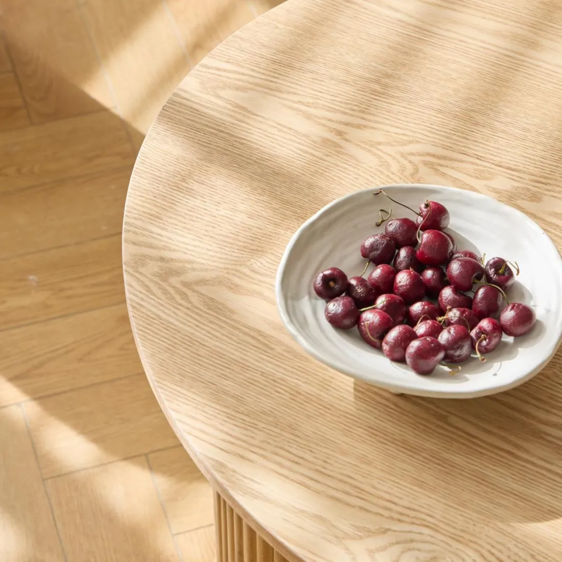 La set ARVIKA combinant une table basse et 2 poufs style scandinave