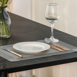 La table à manger BONIFACIO design rustique et épuré Facile à monter 4 personnes