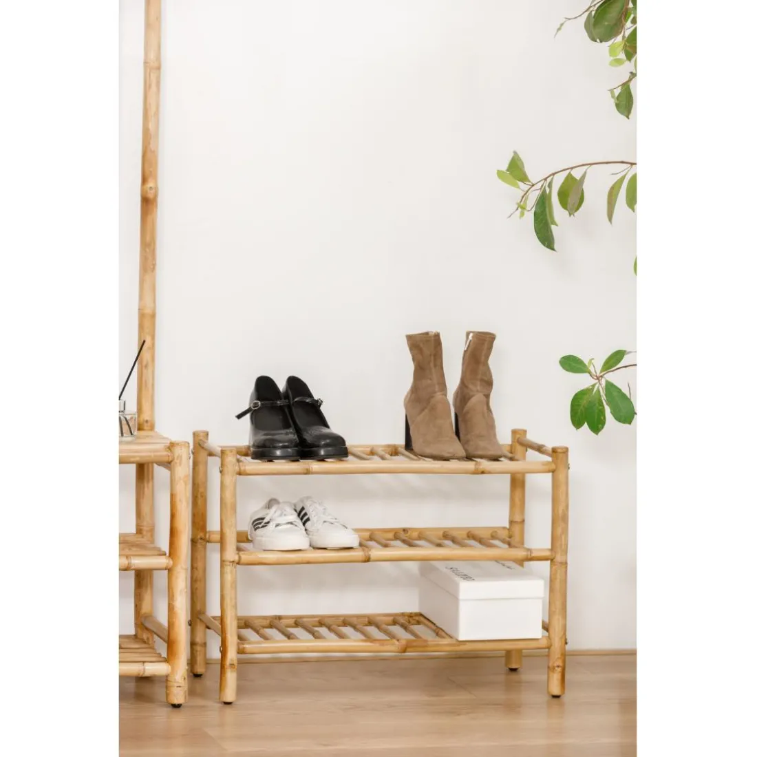 Le meuble d'entrée BANDUNG 3 étagères design scandinave et sa structure en bois