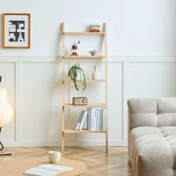 L'étagère murale échelle SMOGEN en bois massif naturel est un meuble au style scandinave fabriquée en pin de haute qualité