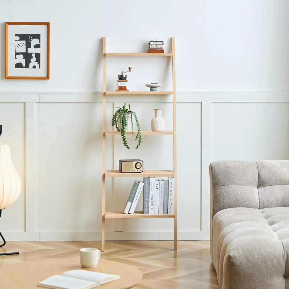 L'étagère murale échelle SMOGEN en bois massif naturel est un meuble au style scandinave fabriquée en pin de haute qualité