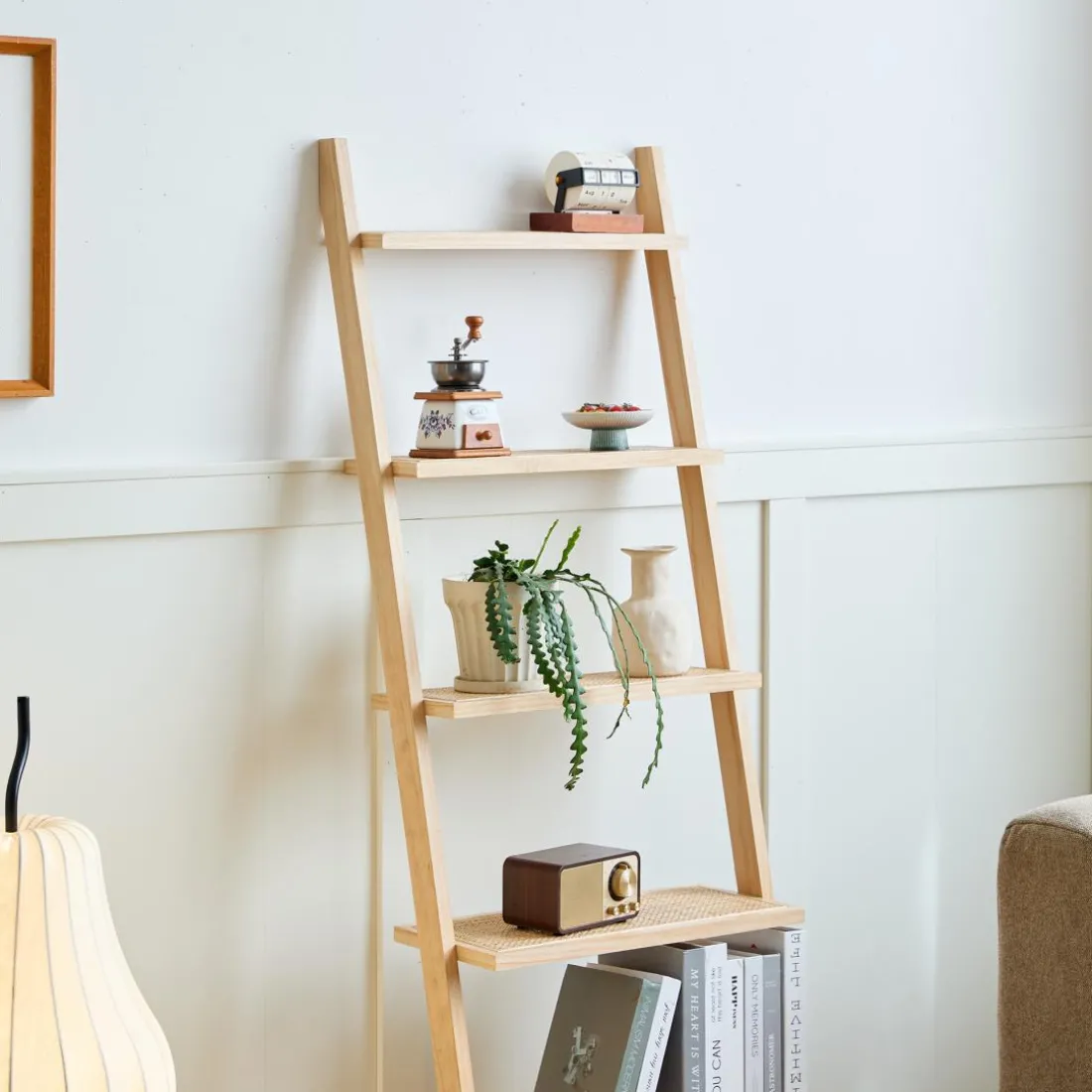 L'étagère murale échelle SMOGEN en bois massif naturel est un meuble au style scandinave fabriquée en pin de haute qualité