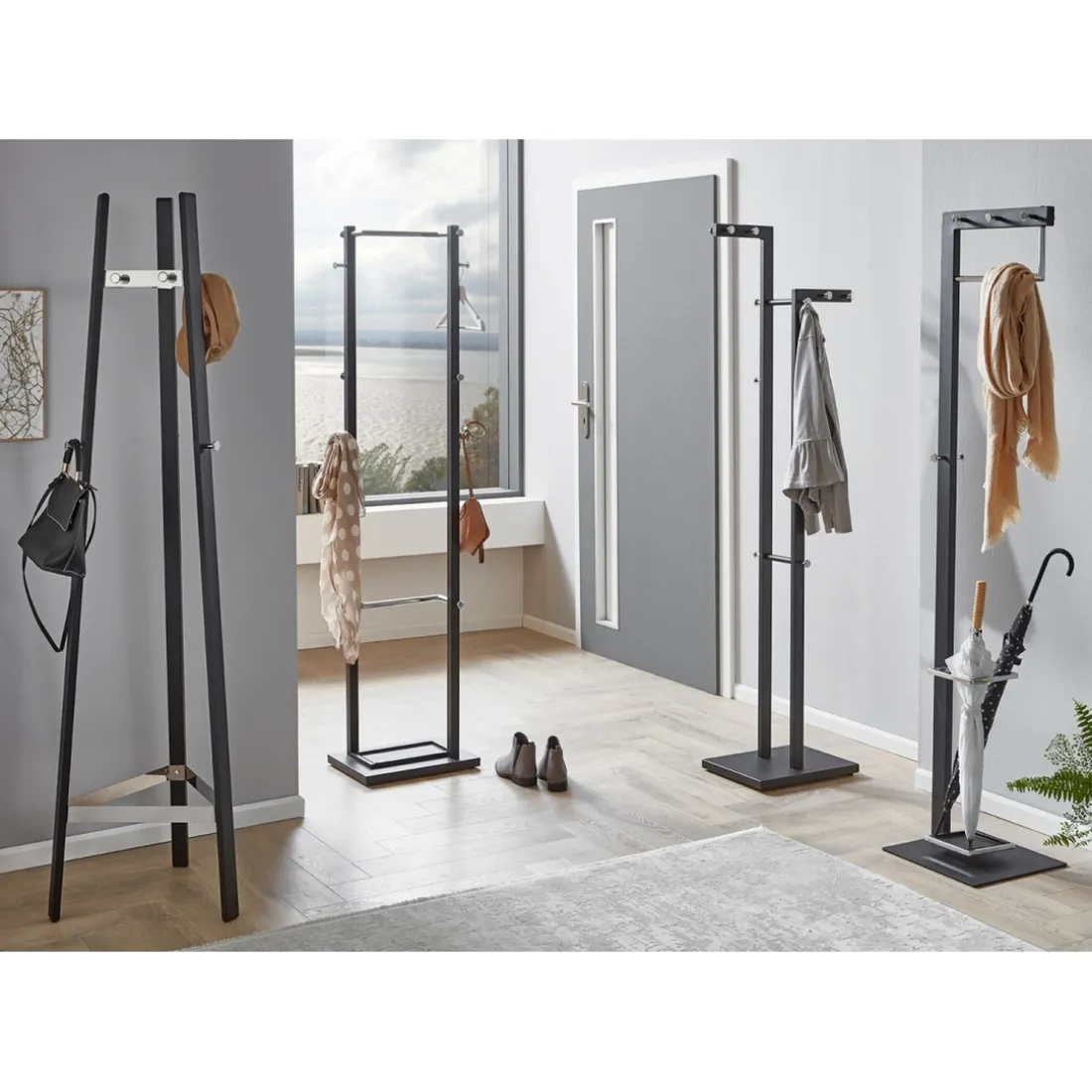 Porte manteau en métal noir crochets, porte-parapluies et boutons chromés