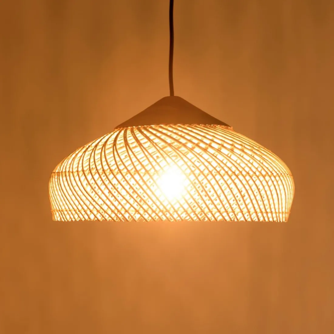 Suspension en rotin couleur naturelle et teck recyclé SIXTINE