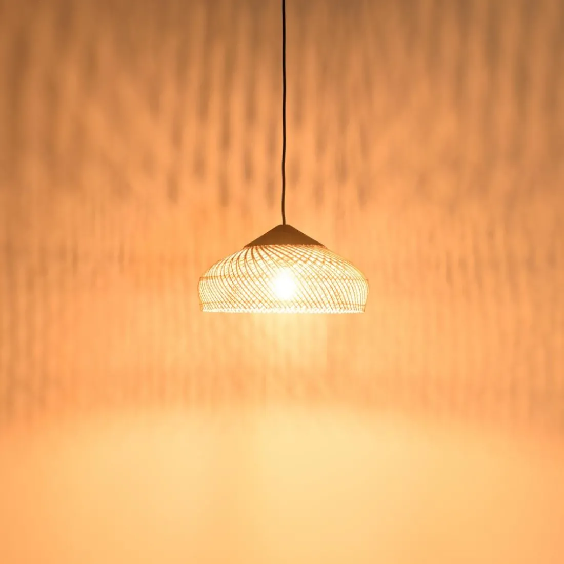Suspension en rotin couleur naturelle et teck recyclé SIXTINE