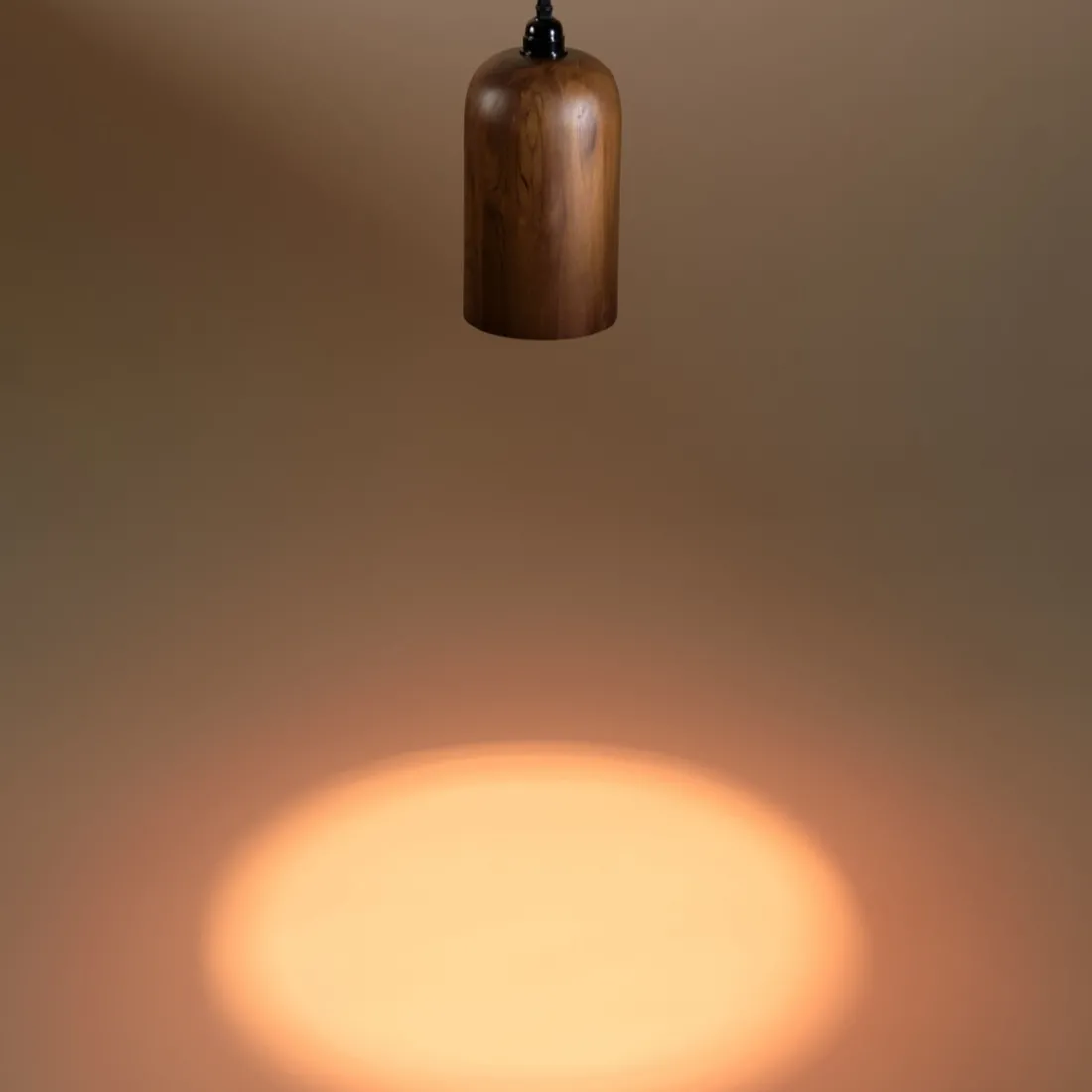 Suspension forme allongée en bois de teck recyclé SIXTINE