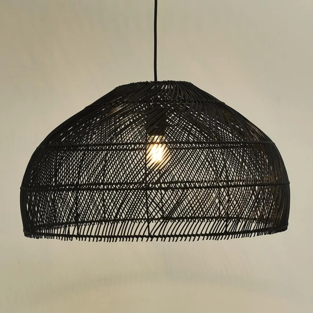 Suspension ronde 'CANUL' en rotin tressé noir
