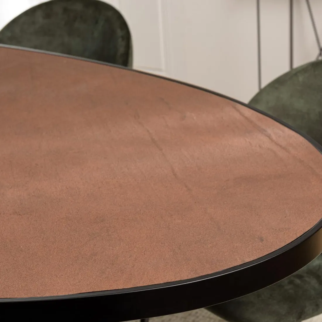 Table à manger ovale couleur rouille et effet pierre BASILE