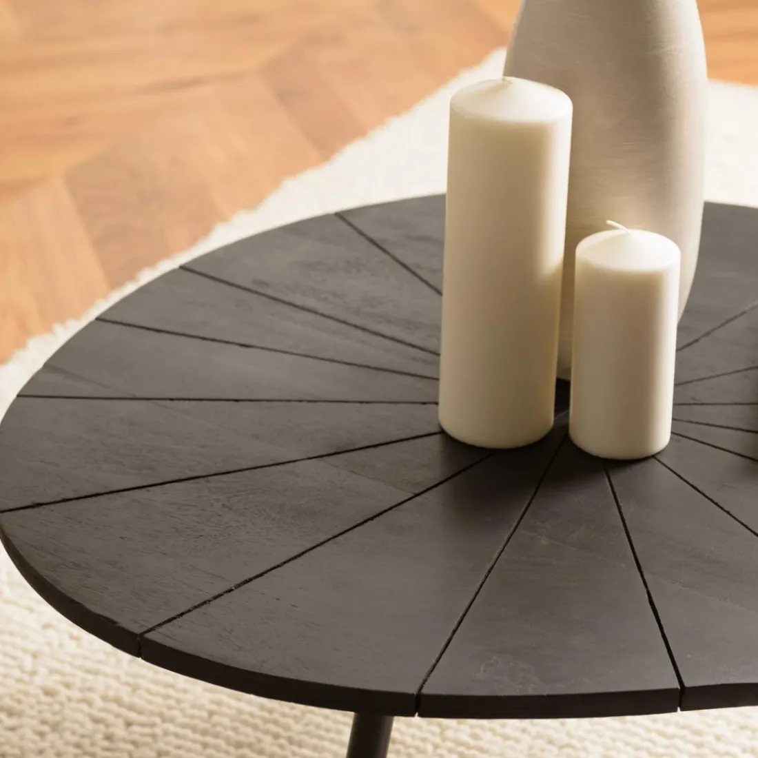 Table basse ovoïde plateau texturé Noir mat et pieds en Fer noir JAMES