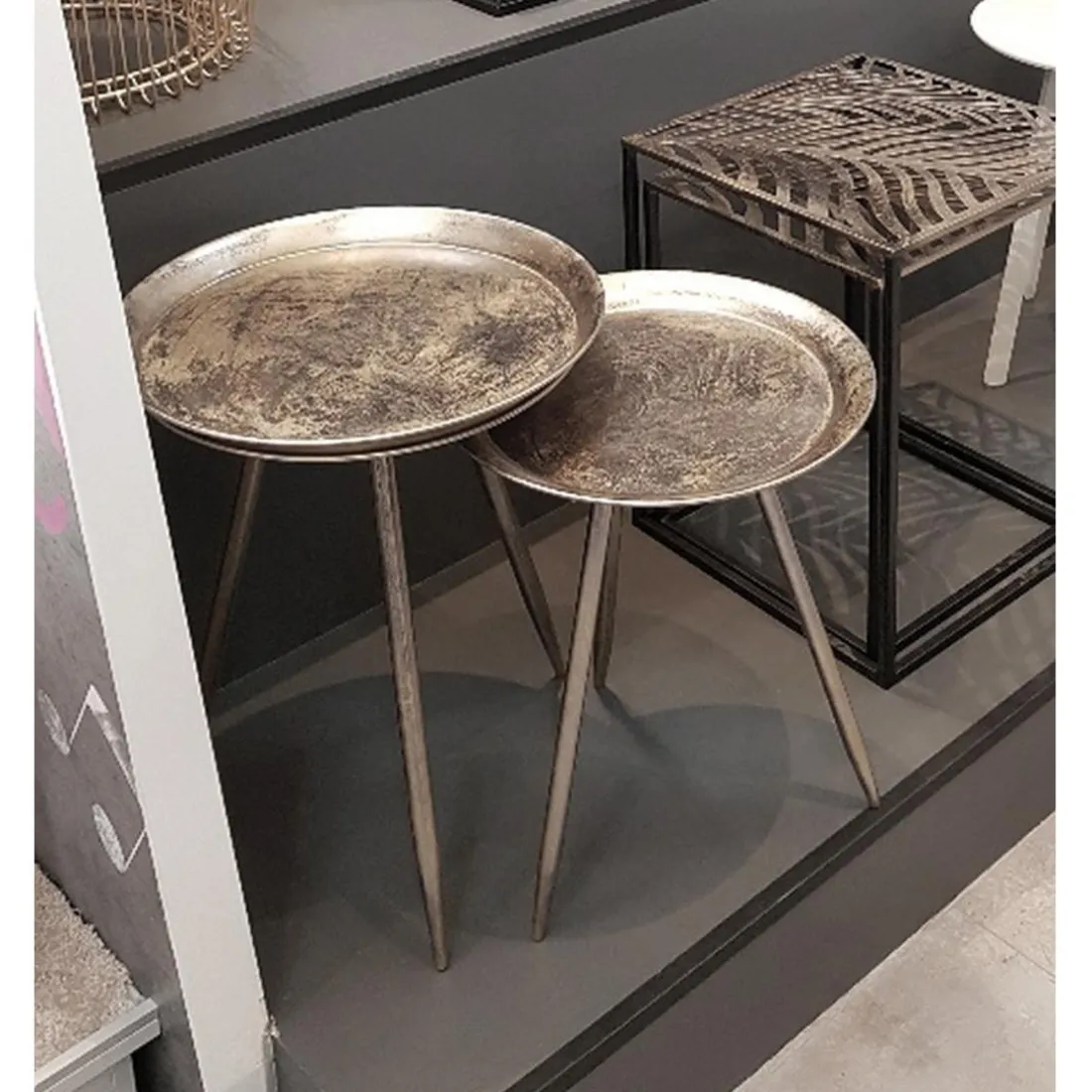 Table d'appoint en Métal laqué Bronze antique
