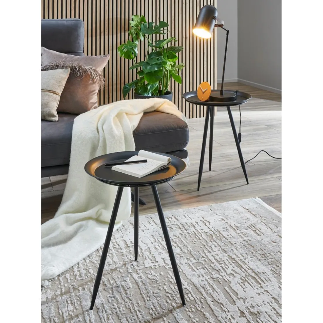 table d'appoint en métal laqué noir petit modèle