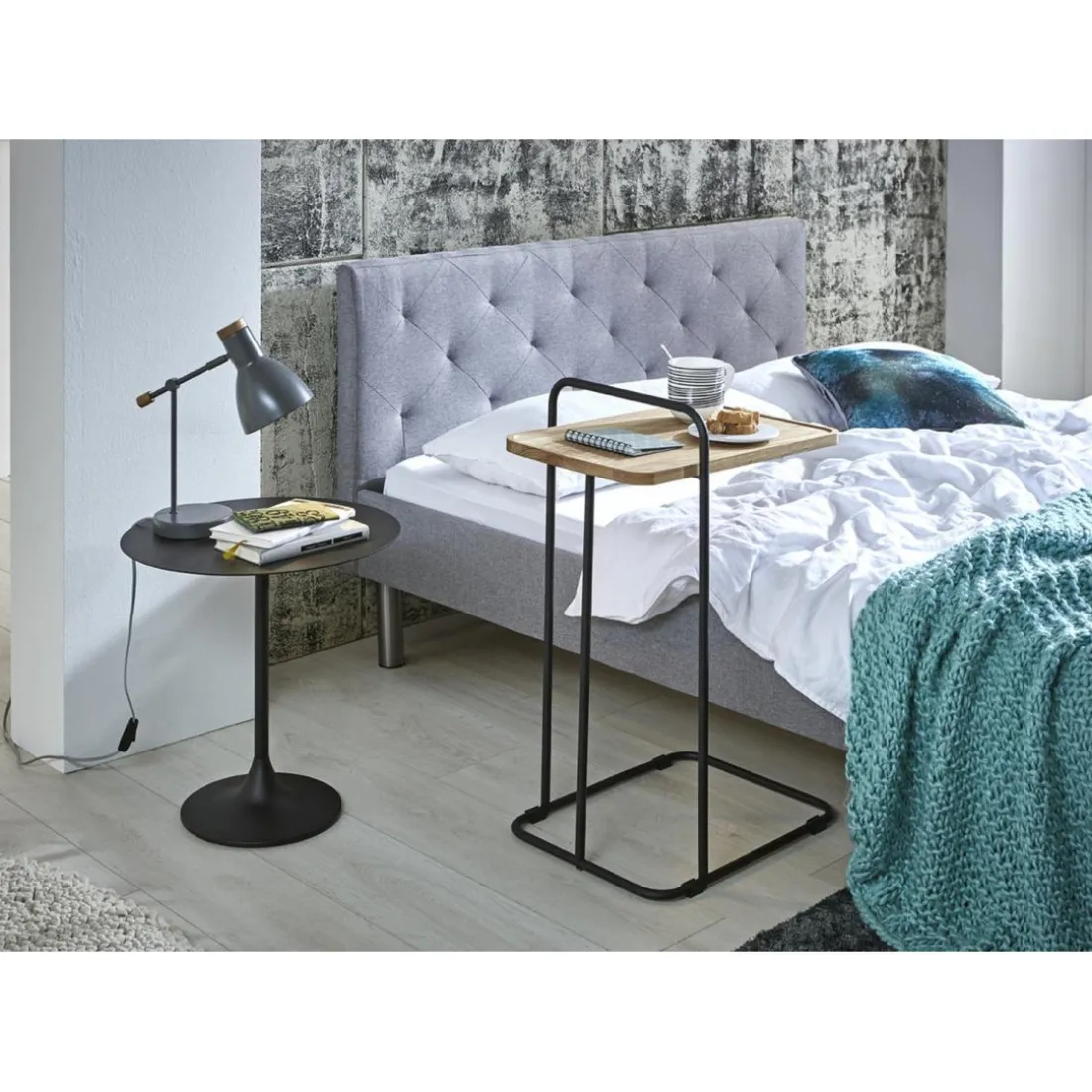 table d'appoint en structure en tube d'acier laqué noir,