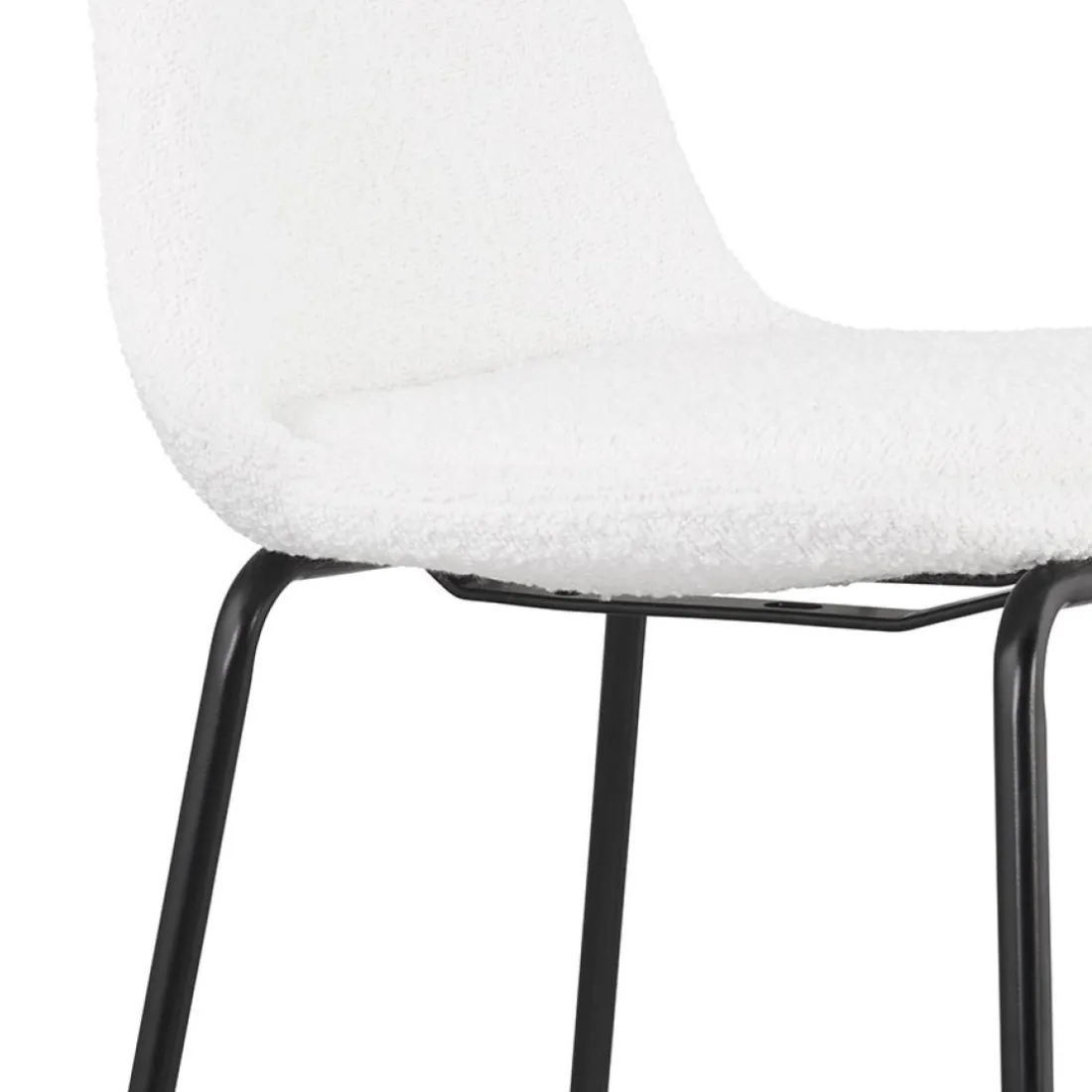 Tabouret snack mi-hauteur 'PLUMAR MINI' en tissu bouclé blanc et pied en métal noir