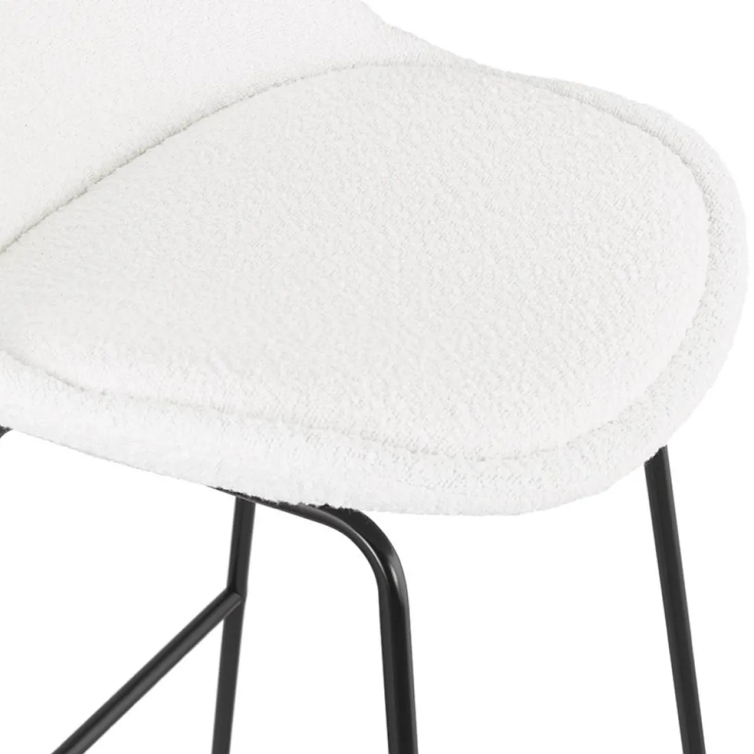 Tabouret snack mi-hauteur 'ALICE MINI' en tissu bouloché blanc et pied traineau en métal noir