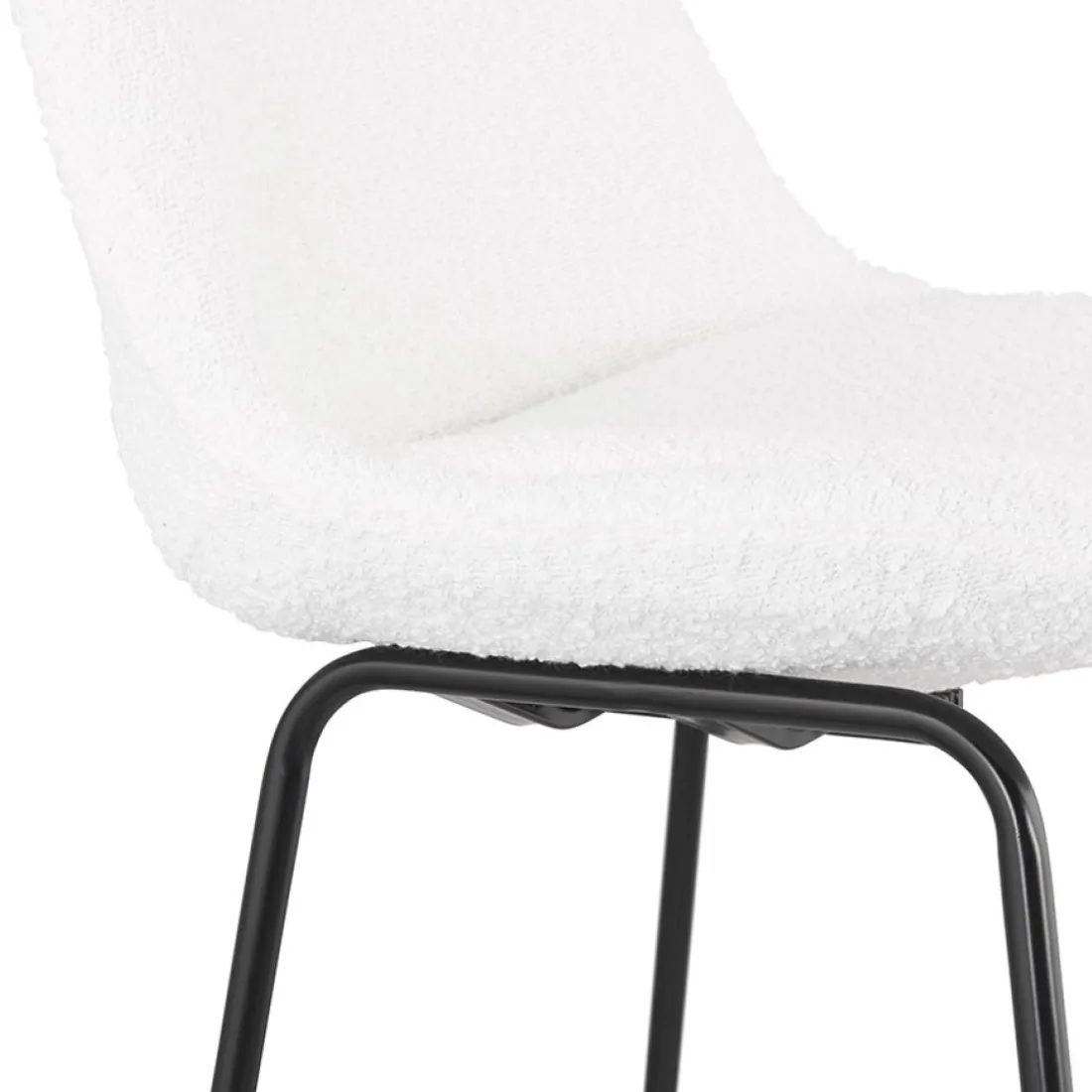 Tabouret snack mi-hauteur 'ALICE MINI' en tissu bouloché blanc et pied traineau en métal noir