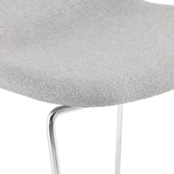 Tabouret snack mi-hauteur empilable 'FAKIR MINI' en tissu gris clair et pied en métal chromé