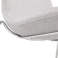 Tabouret snack mi-hauteur empilable 'FAKIR MINI' en tissu gris clair et pied en métal chromé