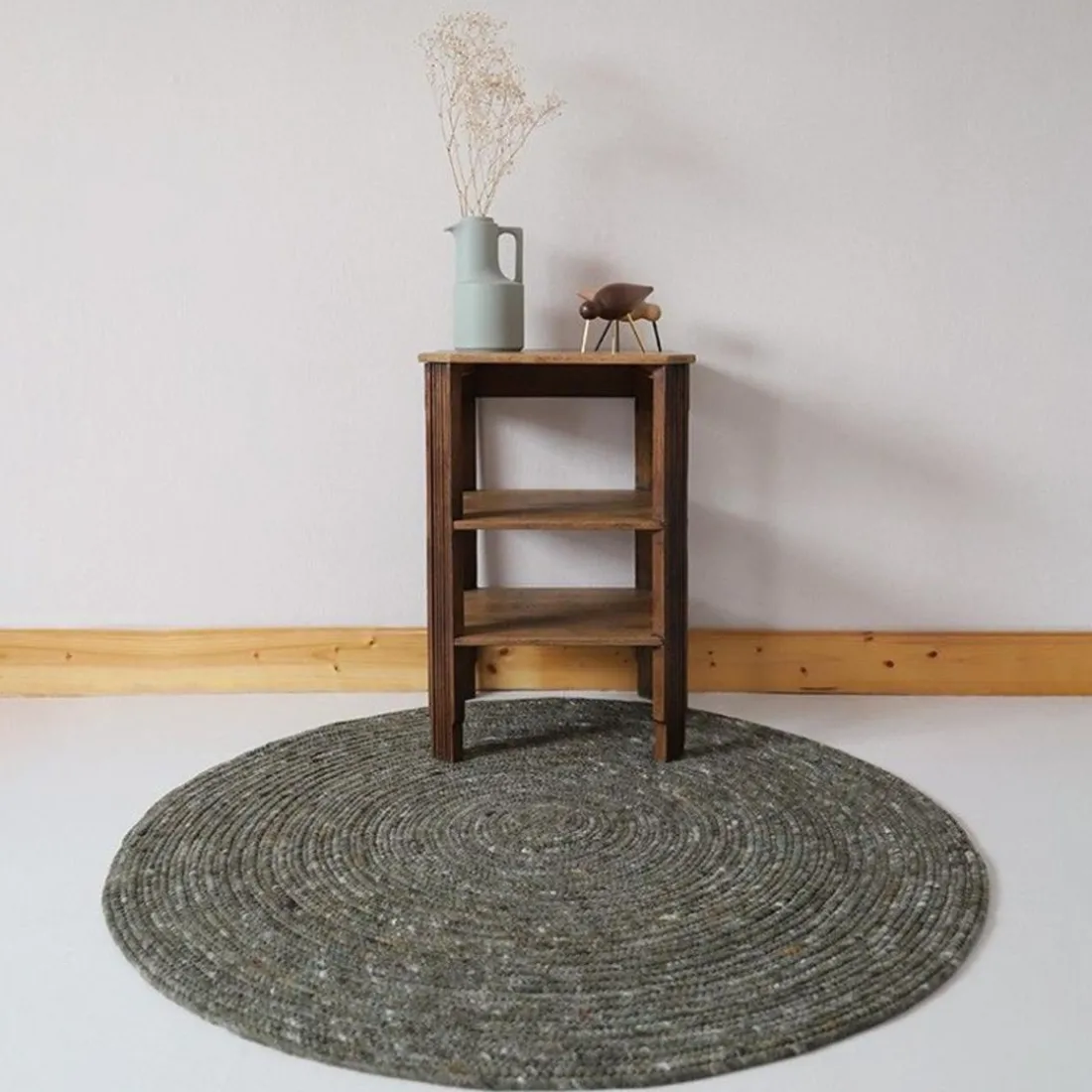 Tapis rond laine feutrée NEETHU olive taille M